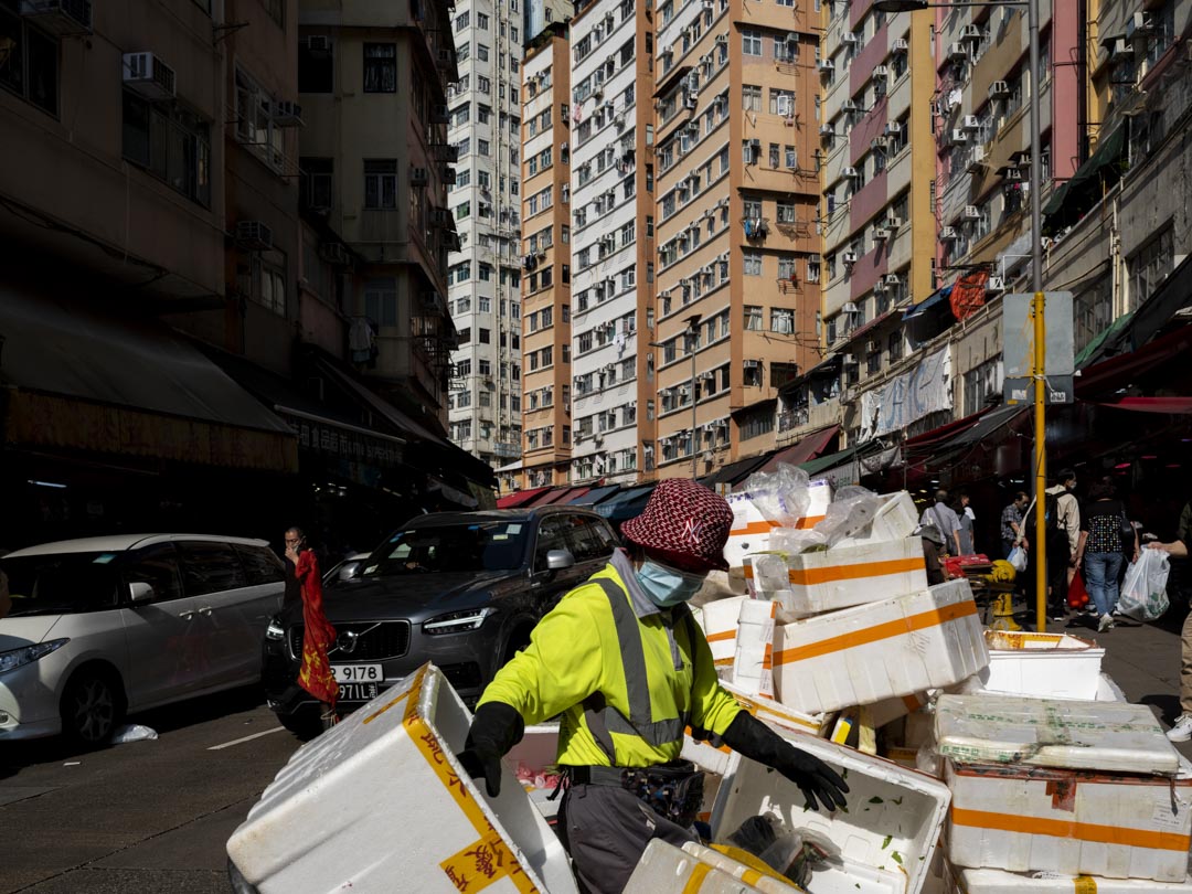 清洁工人在观塘的街市外清理垃圾。