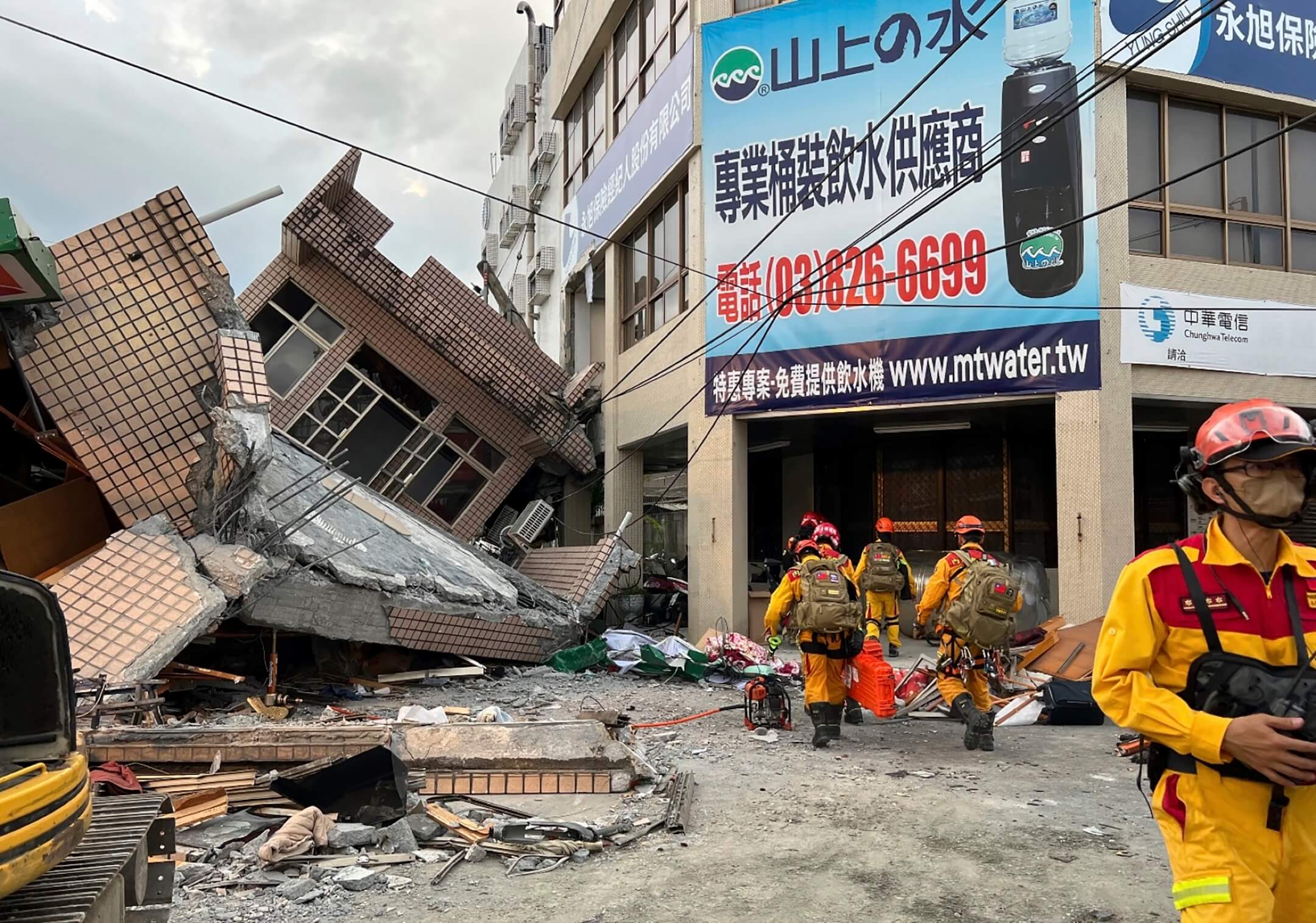 2022年9月18日，台灣東部花蓮縣玉里市發生地震，有建築物倒塌，救援人員在現場進行搜救。