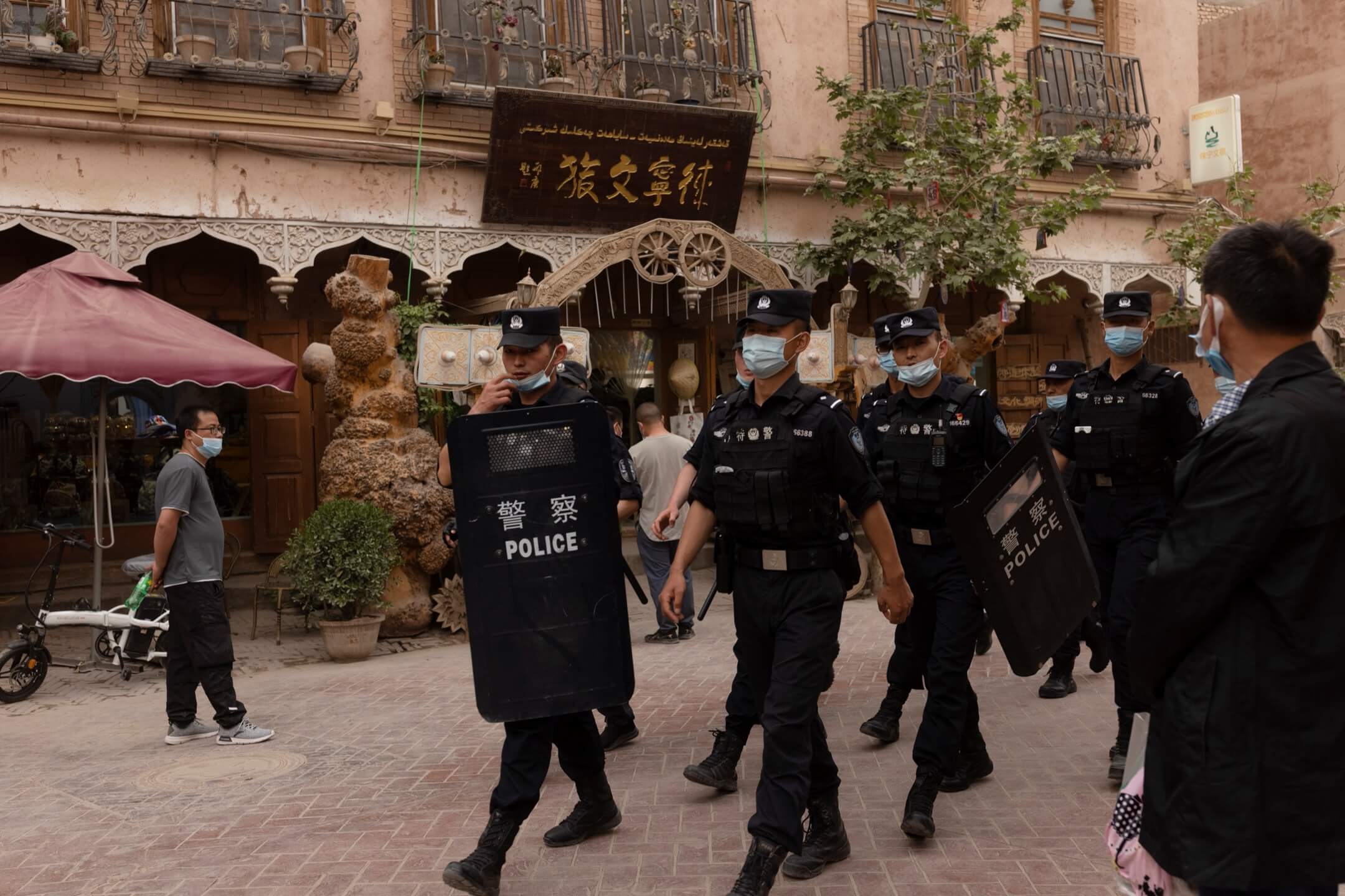 2021年5月4日，新疆喀什市，一批持盾的警员在市内巡逻。摄：Thomas Peter/Reuters/达志影像