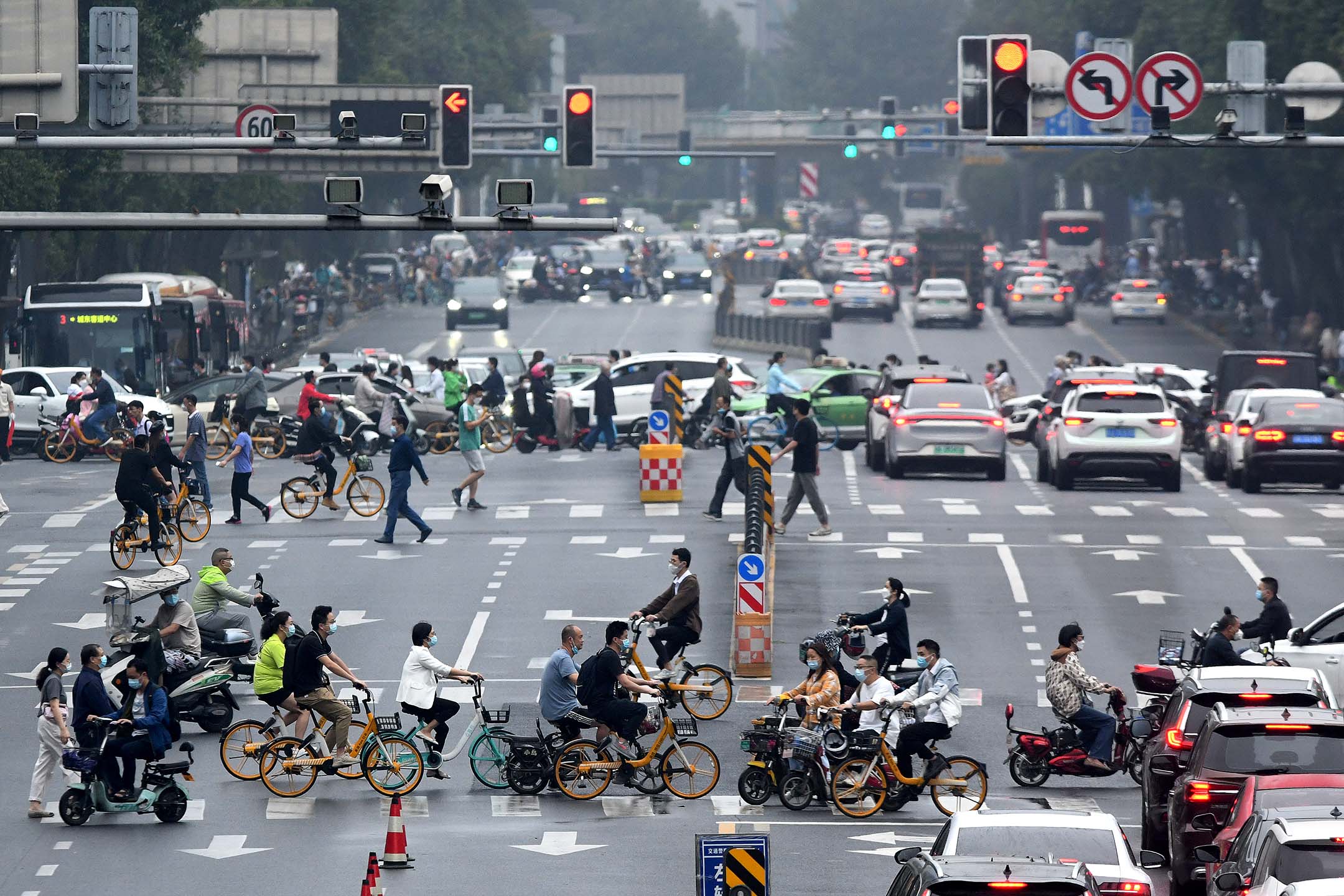 2022年9月19日，四川省成都，汽車在路上行駛。