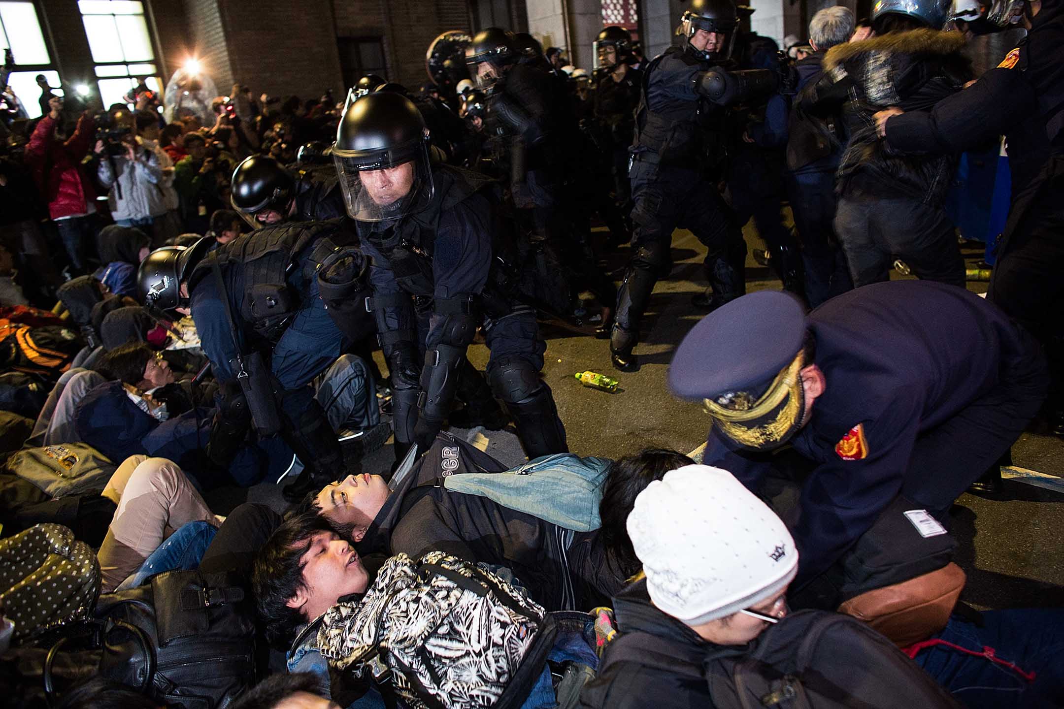 2014年3月24日，台北，太阳花学运期间，防暴警察与行政院外的示威者发生冲突。