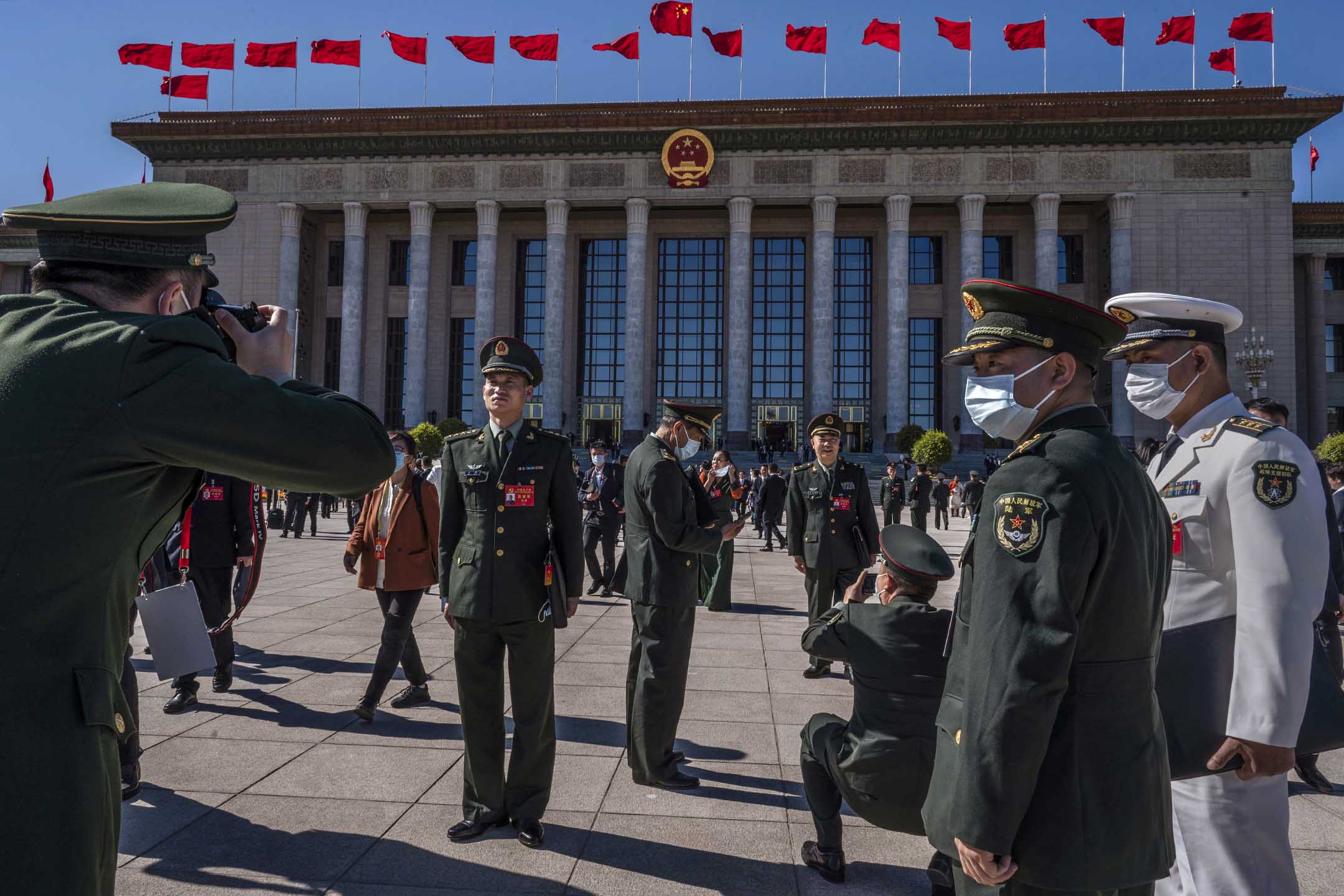 2022年10月22日，北京，中国共产党第二十次全国代表大会闭幕，军方代表于北京人民大会堂外拍照。