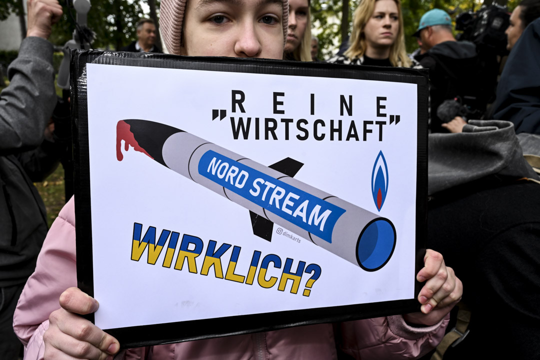 2022年9月25日，来自乌克兰的示威者举著标语牌抗议德俄天然气管道北溪2号的开通。