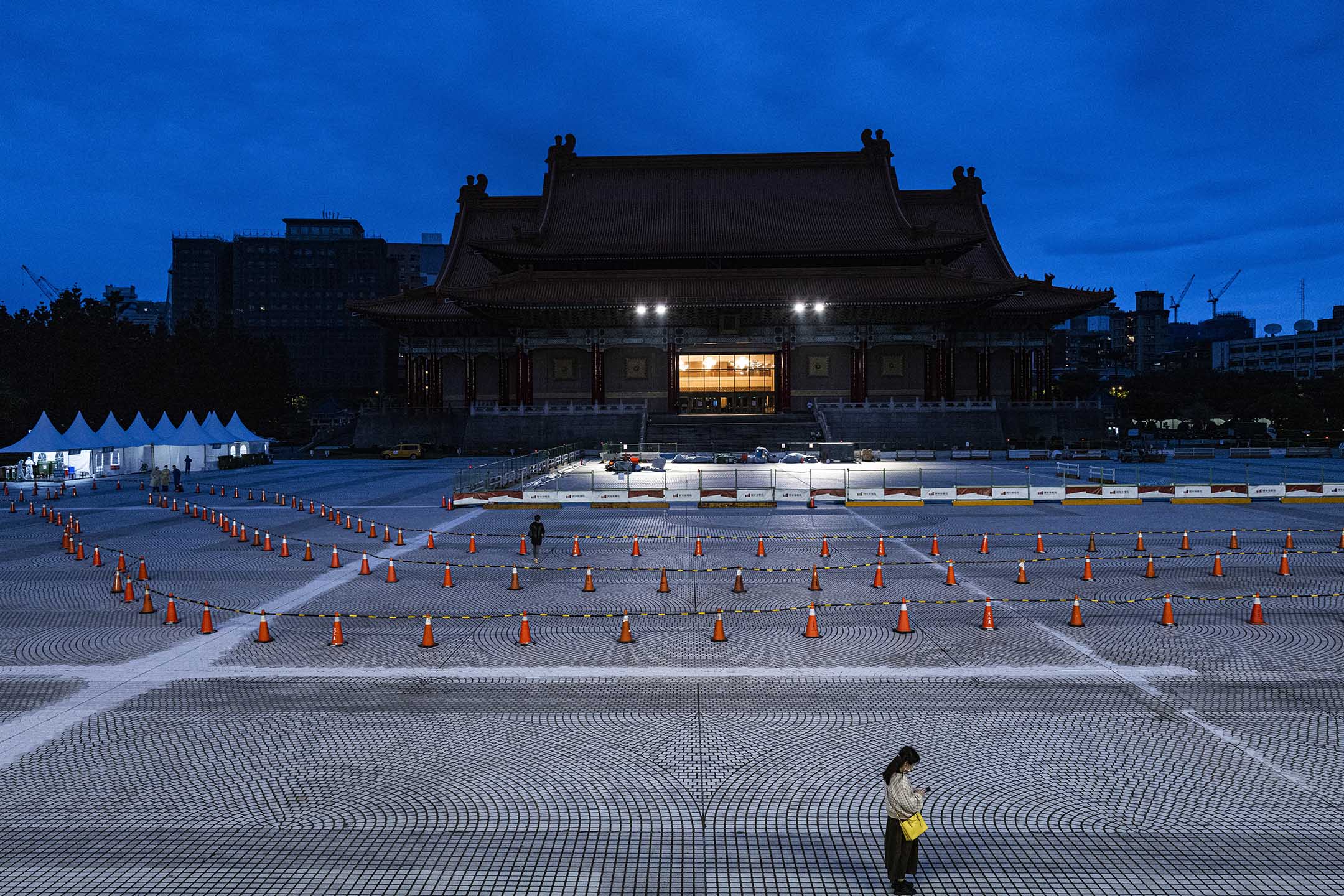 2022年5月23日，台北自由广场，一个车来速筛检站。