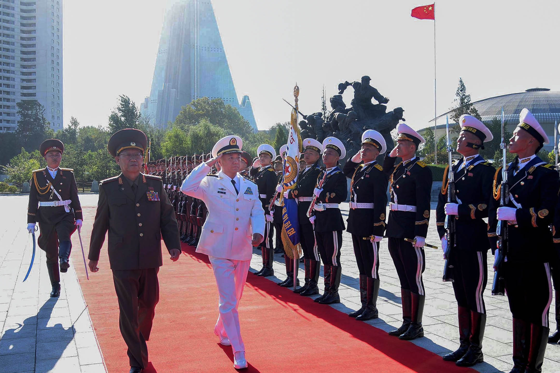 2019年10月15日，北韓，北韓陸軍上將金秀吉和中國海軍上將苗華檢閱儀仗隊。