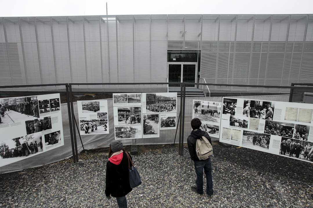 2010年3月15日，德国柏林，二战史博物馆的“恐怖地形图”（Topography of Terror）新的文献中心和博物馆即将完工，参观者正在观看临时的户外展览。