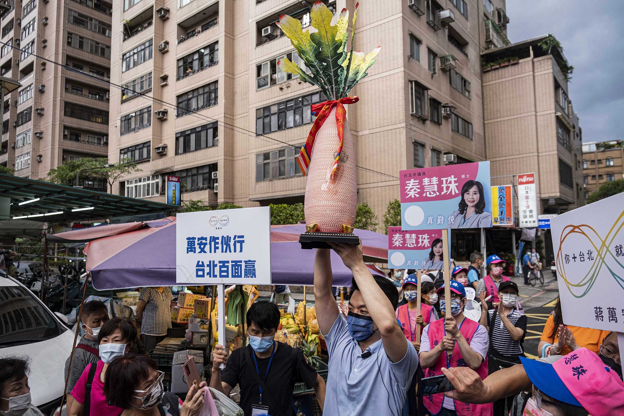 2022年9月2日，台北，蒋万安到市场拜票。