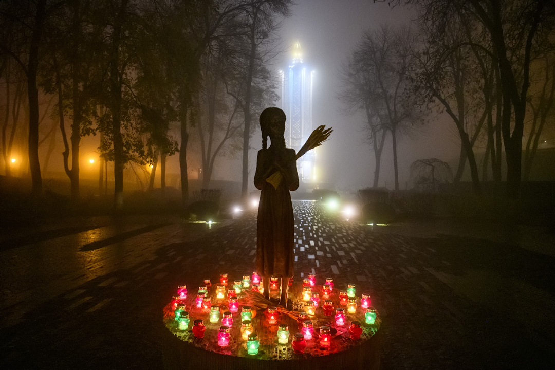 2019年11月19日，乌克兰基辅举行于1932到33年大饥荒 86 周年的纪念仪式，其中有一块刻了的大饥荒受害者的纪念碑。