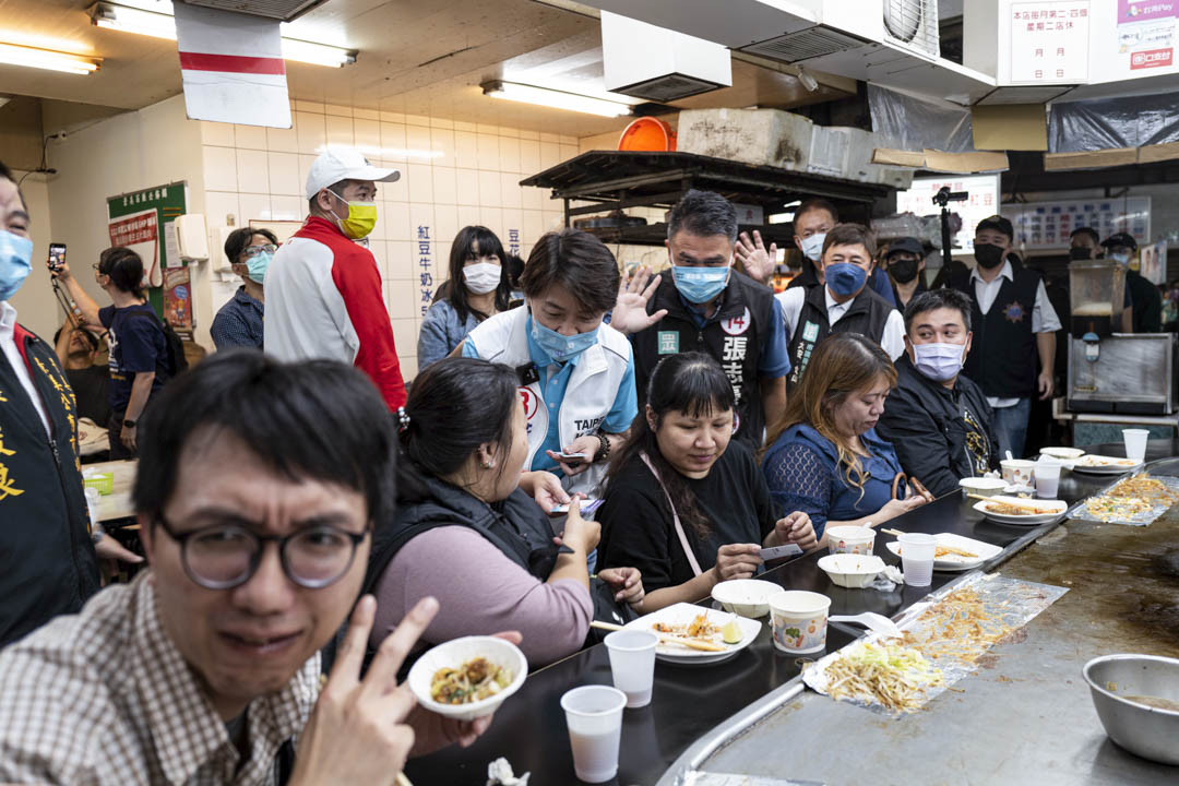 2022年11月22日，台北市市长候选人黄珊珊到景美夜市扫街拜票，走入一间食肆派发宣传品。