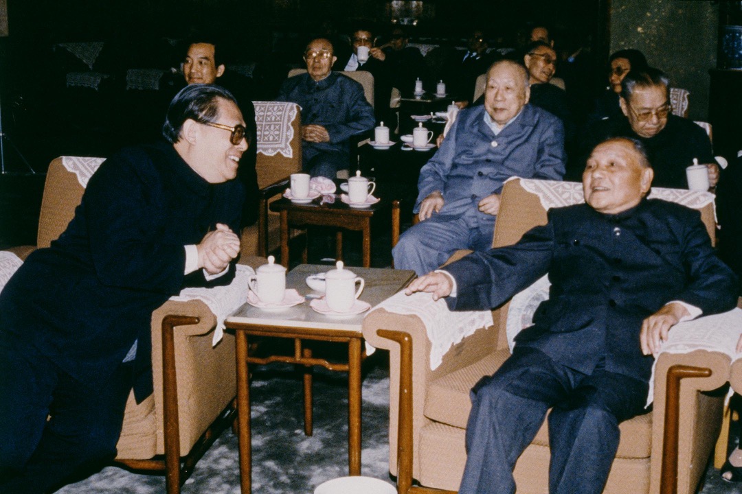 1989年9月29日，中共总书记江泽民（左）与中央军委主席邓小平（右）。