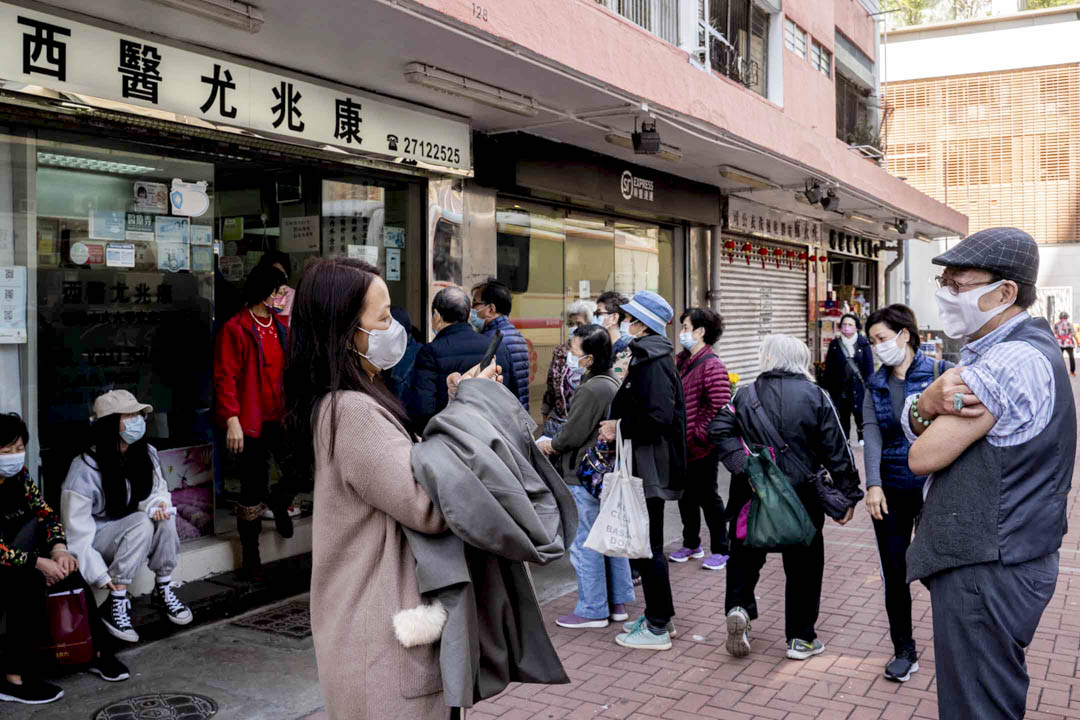 2022年2月11日，香港土瓜湾一间私家诊所外，有不少轮候接种疫苗的市民。