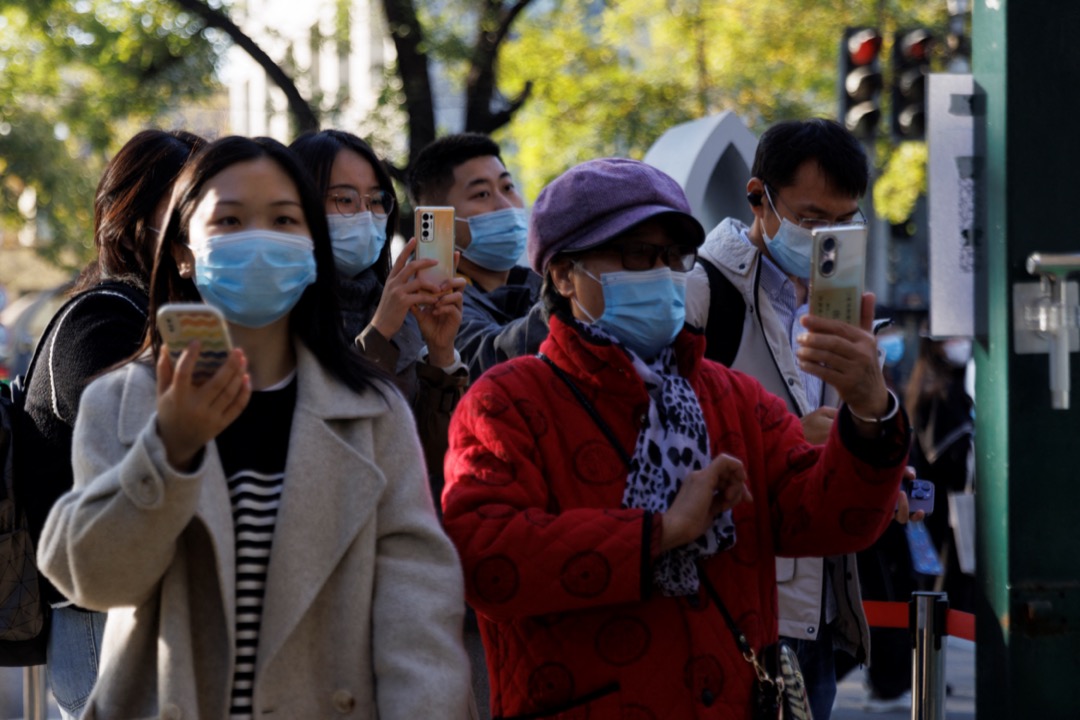 2022年11月5日，中国北京，市民排队轮候扫“北京健康宝”二维码。