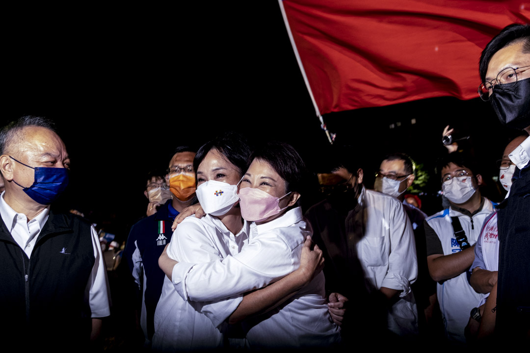 2022年10月14日，国民党的女候选人的造势晚会，高雄市长候选人柯志恩及台中市长候选人卢秀燕相拥。