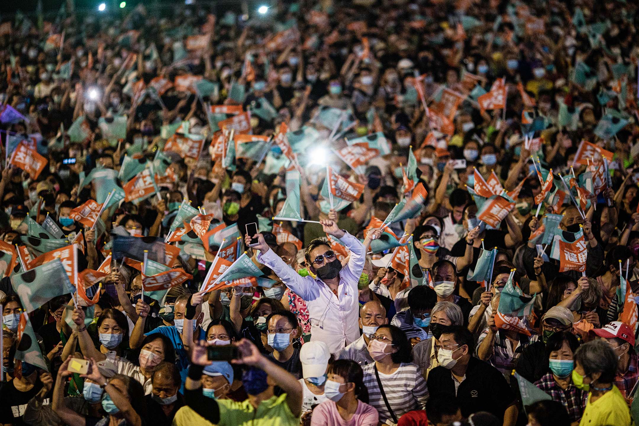 2022年11月12日，台北，台北市长候选人陈时中及新北市长候选人林佳龙于凯道举行造势活动。