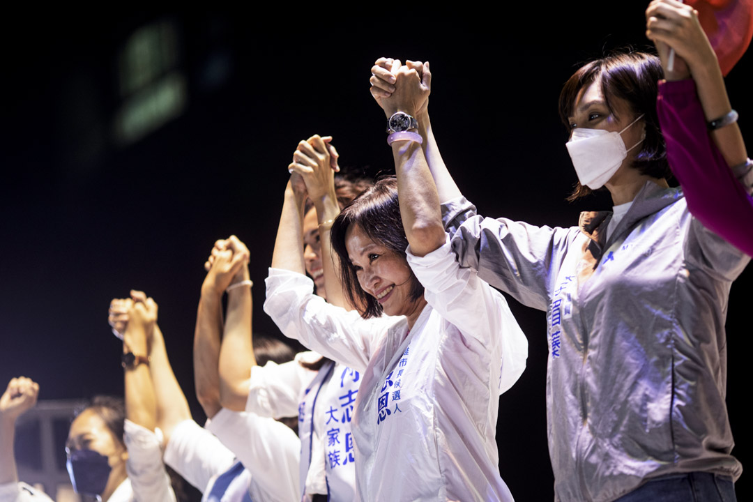 2022年10月20日，国民党高雄市市长候选人柯志恩举行造势活动，台上跟党友手牵手打气。