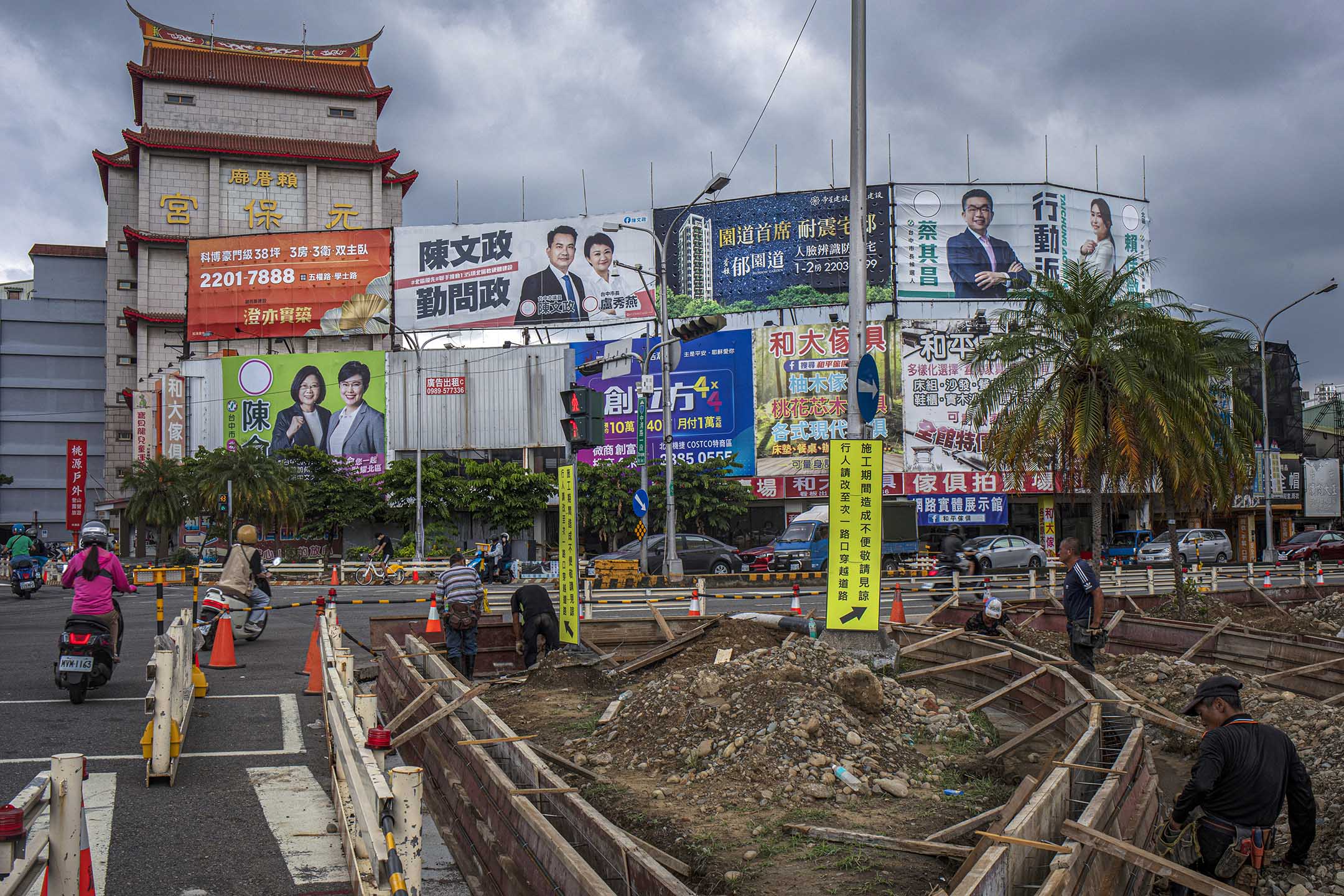 2022年8月18日，台中的竞选广告。摄：陈焯𪸩/端传媒