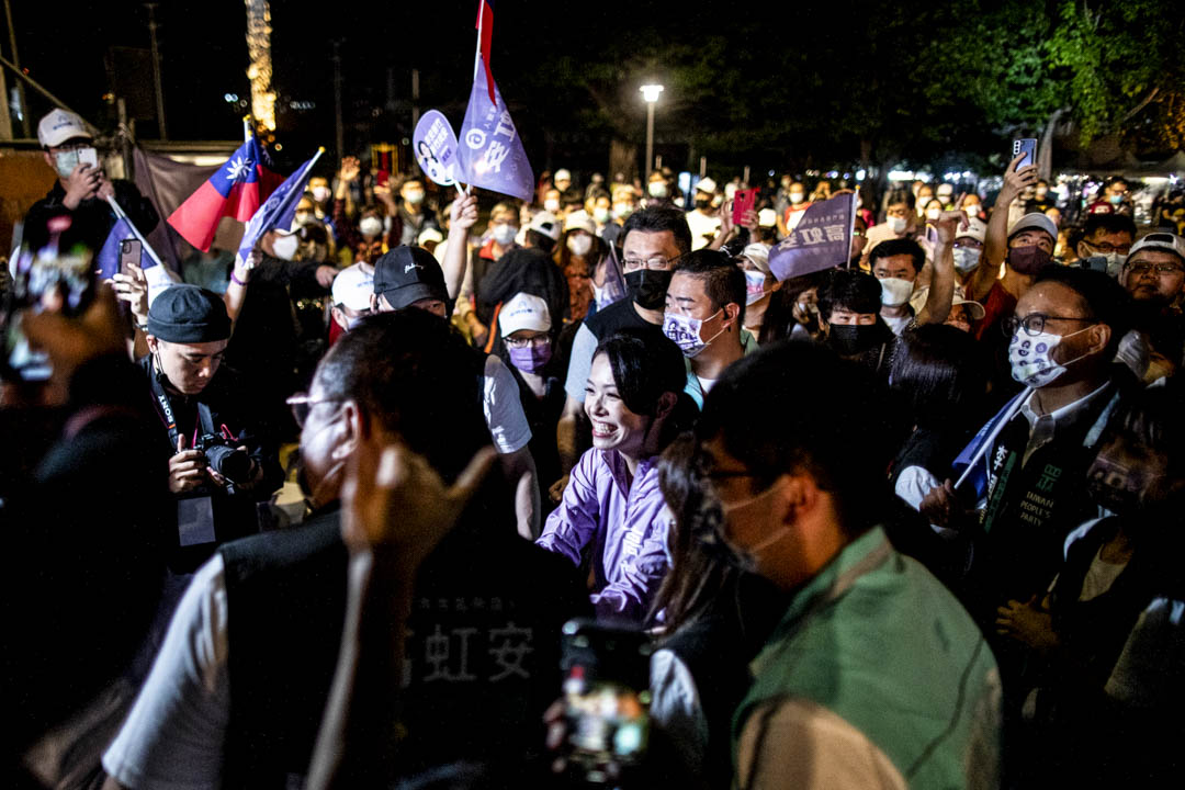 2022年11月19日，民众党新竹市长候选人高虹安于晚间举行造势晚会，进场时接受群众欢呼。