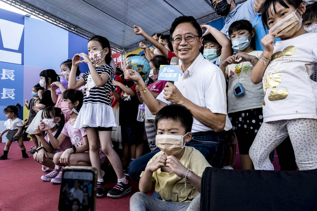 2022年10月2日，桃园， 国民党桃园市候选人张善政的造势活动，小朋友站在台上与他合照。