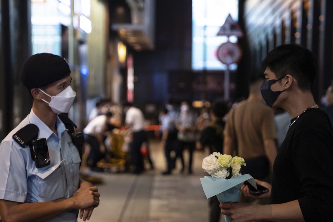 2022年11月28日，网上发起“香港悼念乌鲁木齐冤火与清零遇难者”活动，有市民到中环戏院里摆放鲜花时遭警方阻止。