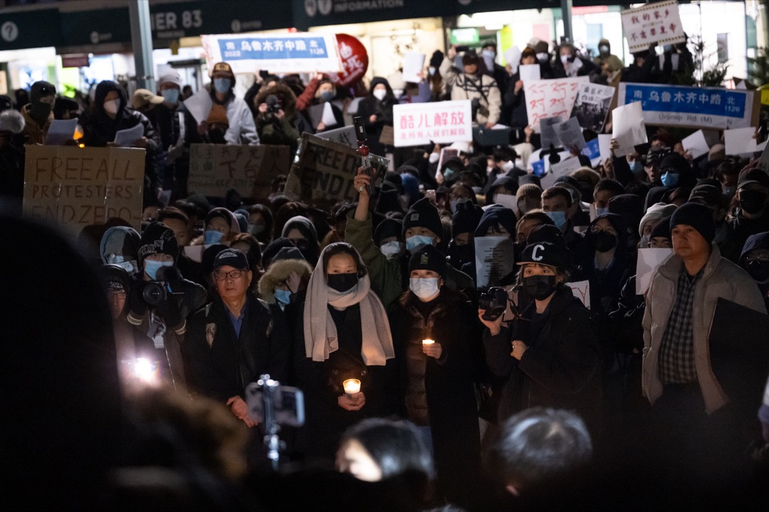 2022年11月29日，美国纽约，人们在中国大使馆外聚集，点蜡烛悼念乌鲁木齐火灾死者，并声援中国反封控运动。