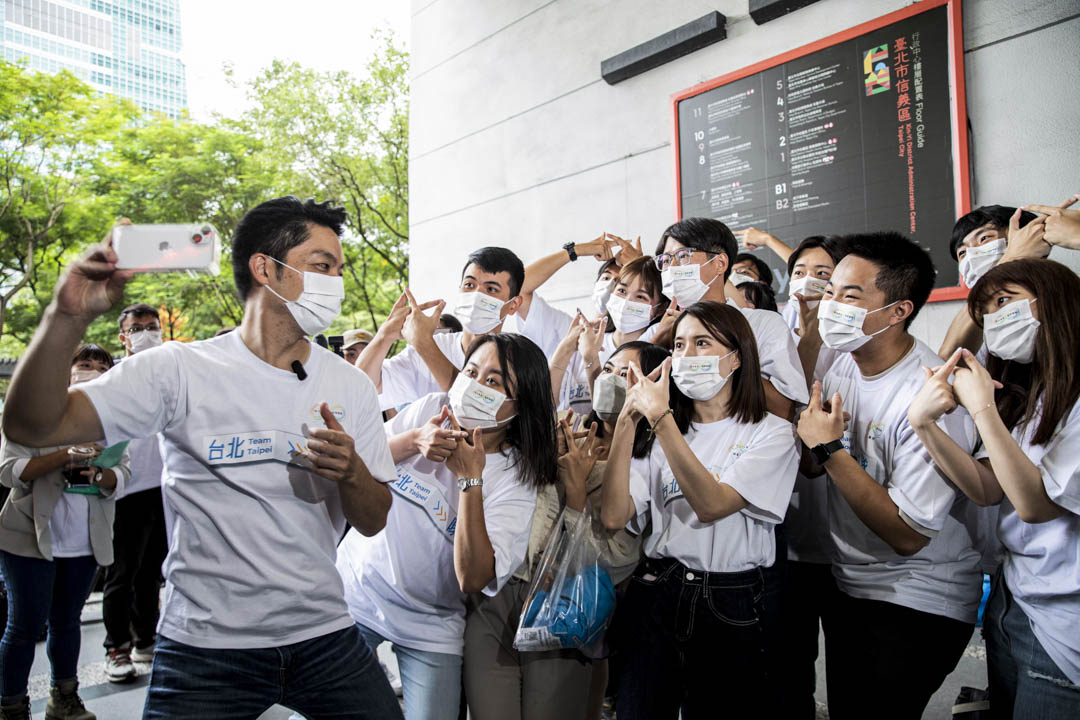 2022年9月1日，国民党台北市长候选人蒋万安登记参选市长，其后与自己的工作人员合照。