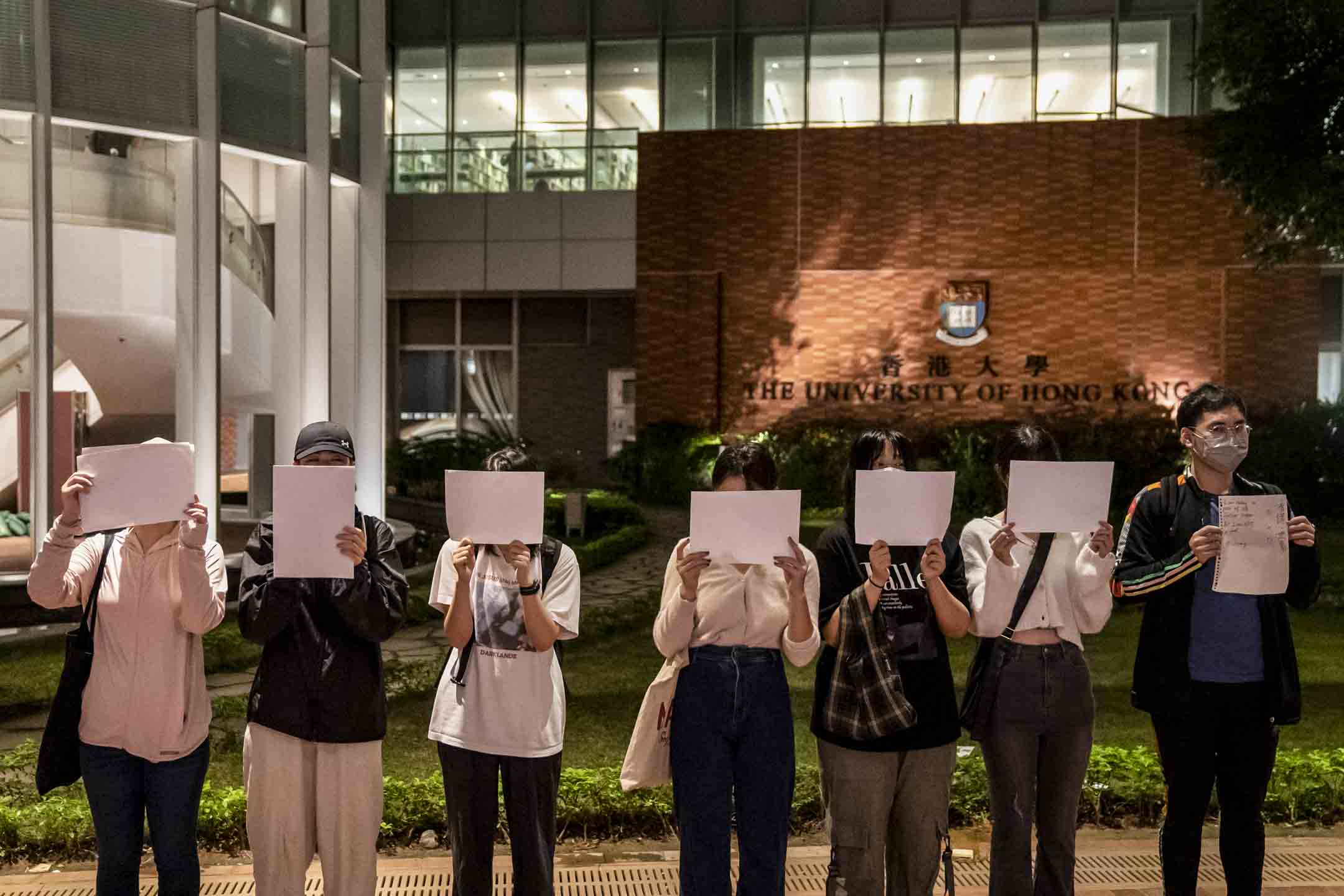 2022年11月29日晚上，香港大学校园有人发起声援中国反封管抗议的行动。