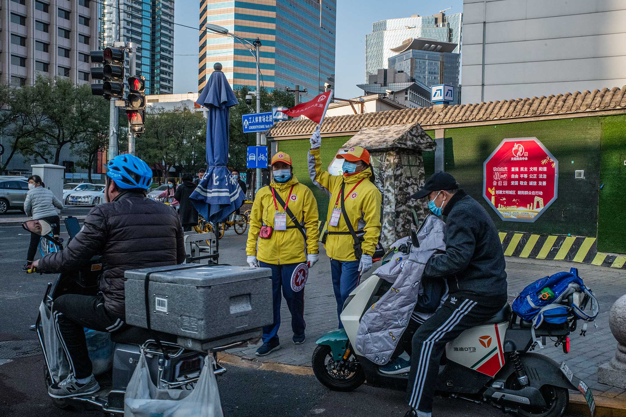 2022年10月24日，北京，一个十字路口的“公共文明引导员”。