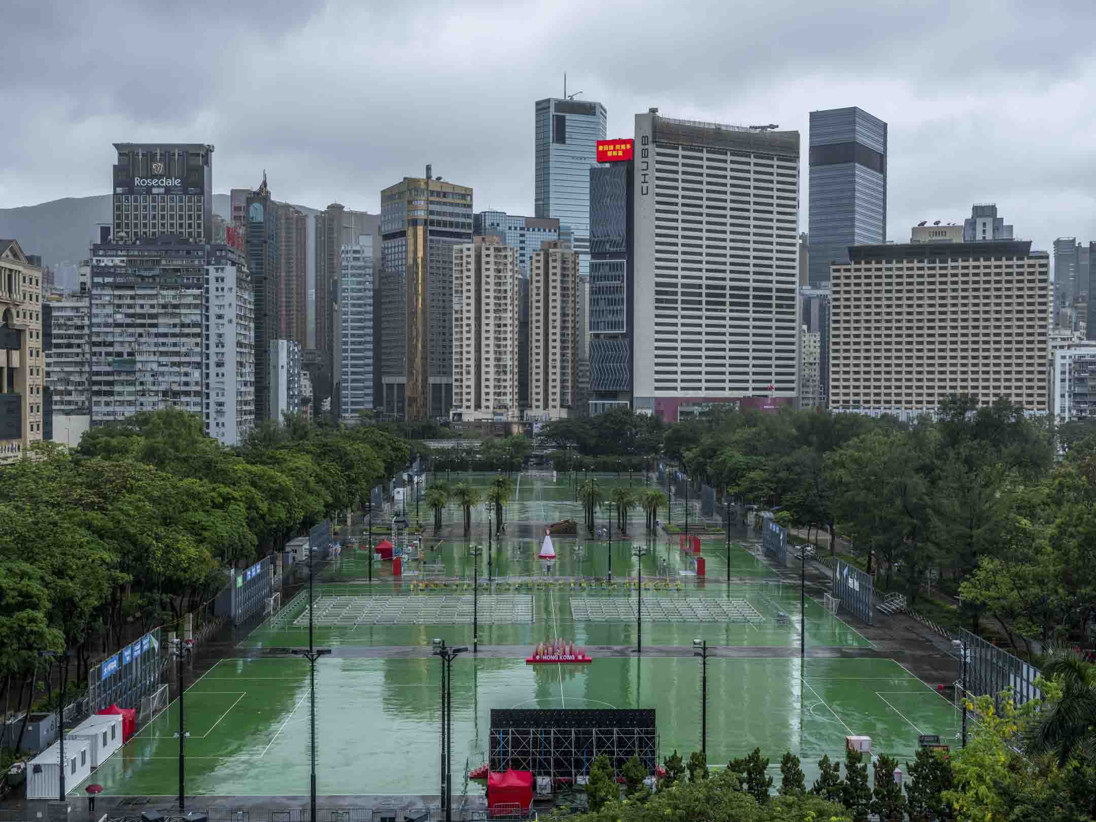 2022年7月1日，香港维多利亚公园的庆回归活动于三号风球下暂停。