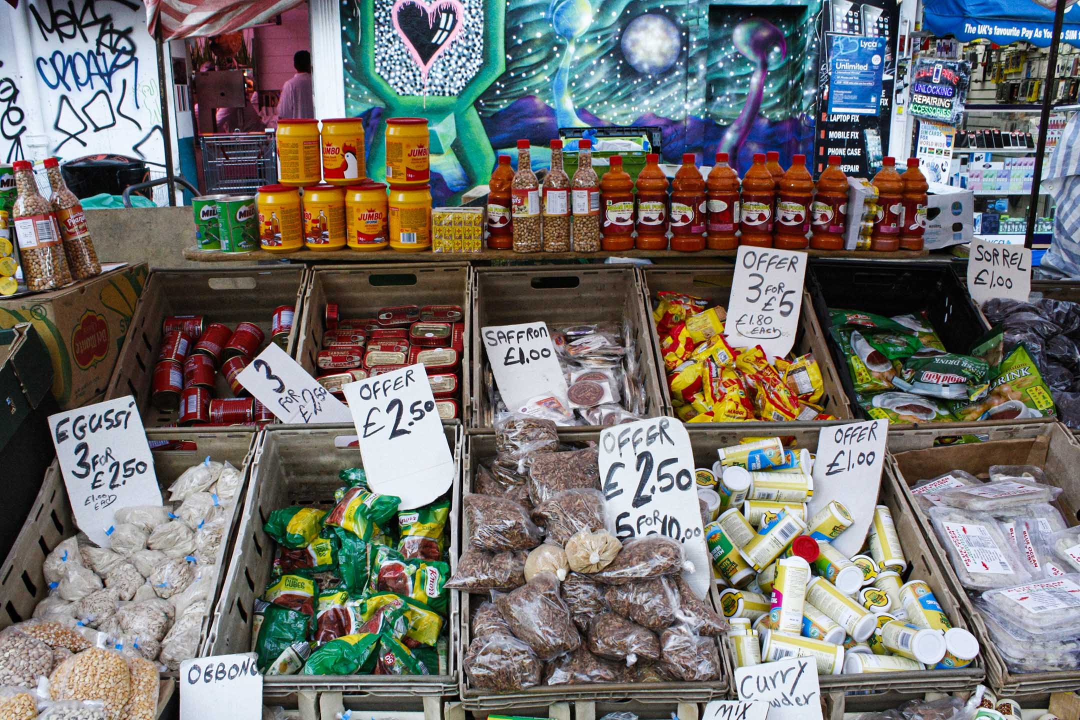 位于道斯顿的瑞德里路市场（Ridley Road Market）。