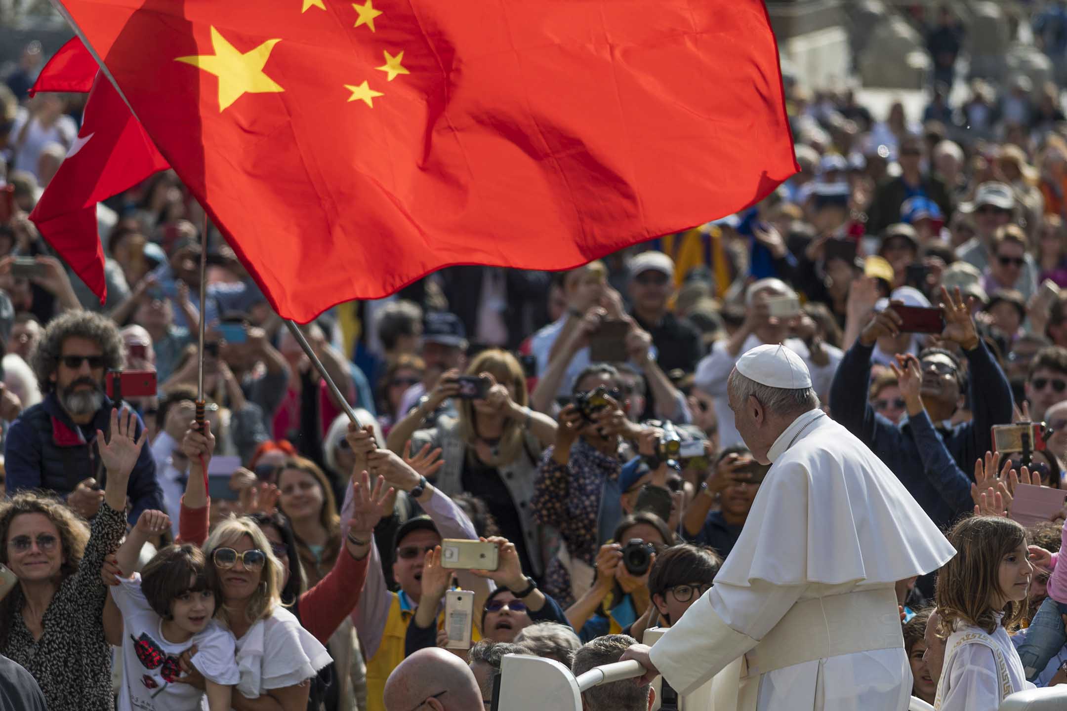 2019年5月22日，梵蒂冈圣伯多禄广场，一群中国的朝圣者在挥舞中国国旗。