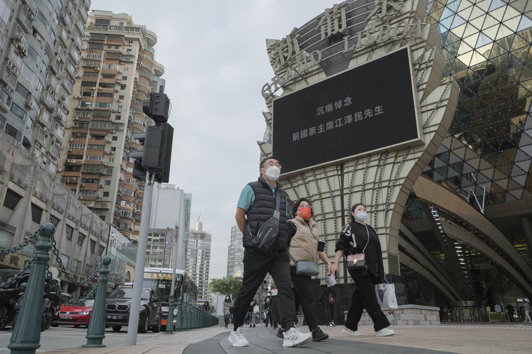 澳门新葡京酒店广告牌显示标语悼念前中国国家主席江泽民。