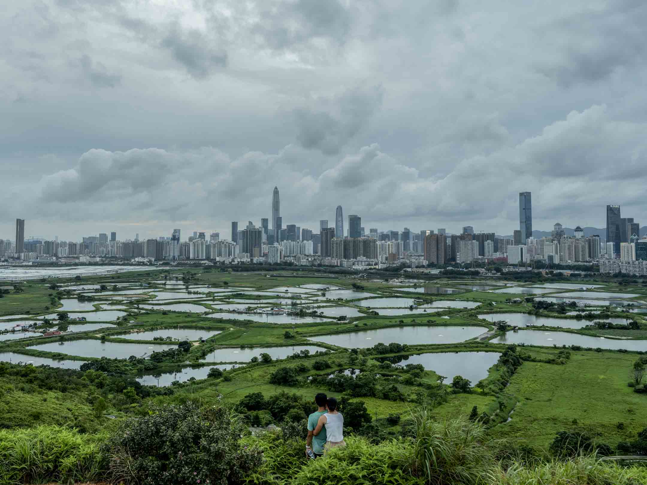 2022年6月21日，一雙情侶在落馬州邊境遙看深圳。