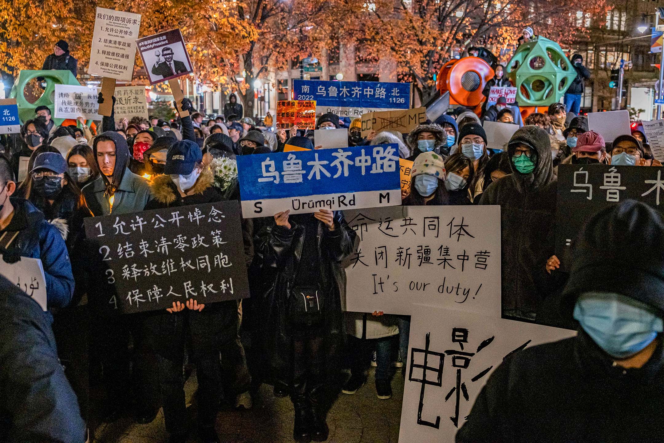 2022年12月2日，超过四百人参加了在波士顿唐人街举行的烛光守夜活动，以抗议中国的清零政策，并纪念乌鲁木齐火灾中的遇难者。