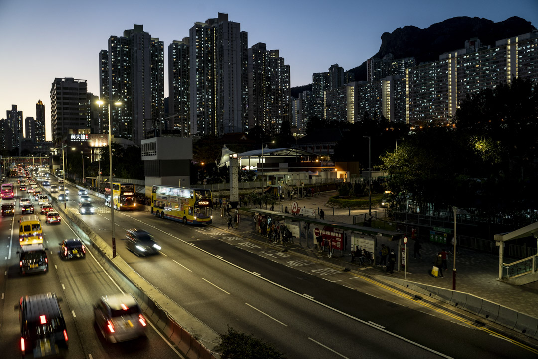 2022年3月8日，香港，黄大仙的住宅区灯火通明。