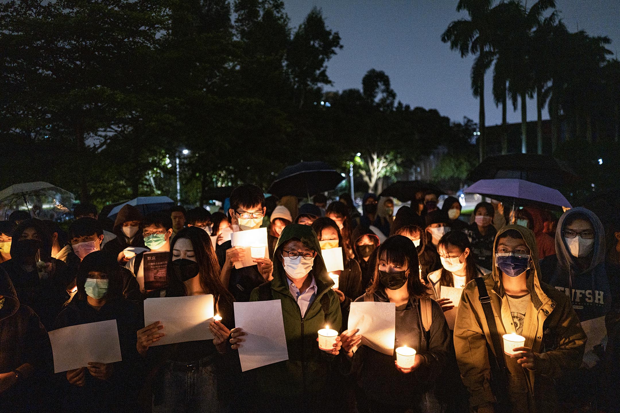 2022年11月30日，国立台湾大学，有学生组织举行烛光悼念会，参与者手持烛光及白纸， 悼念乌鲁木齐大火死难者，并声援中国的示威活动。