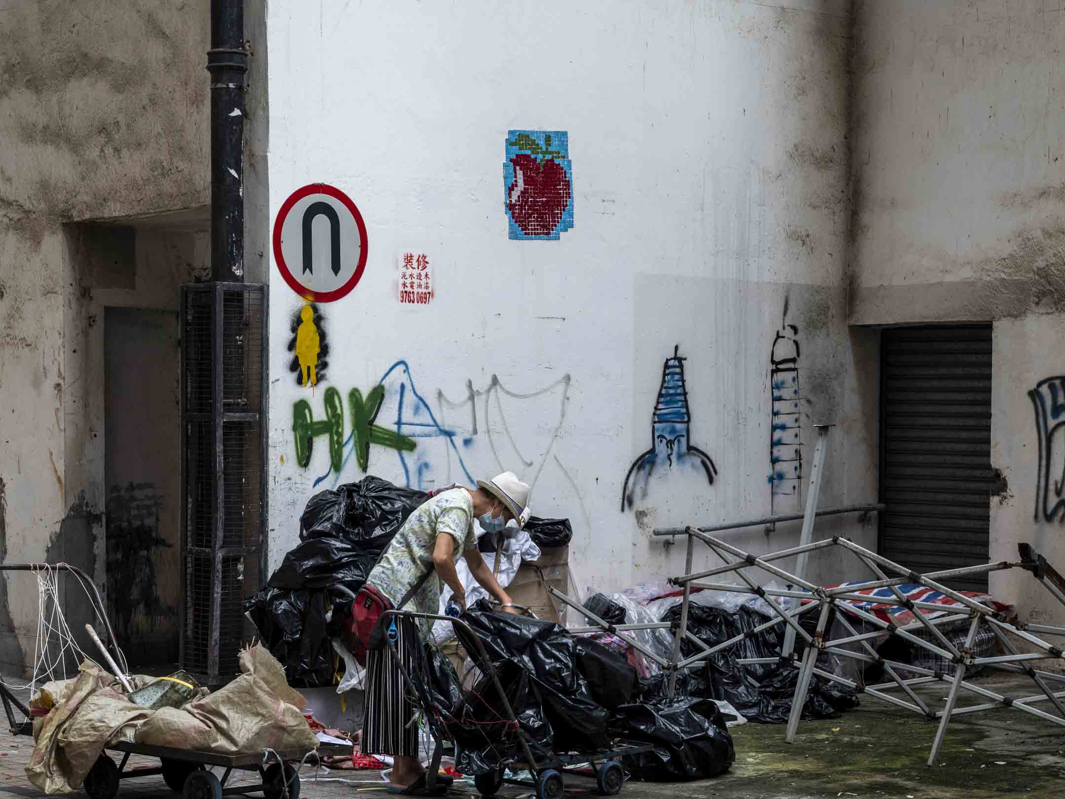 2022年6月18日，香港街头的一幅墙上，涂鸦了《苹果日报》标志。