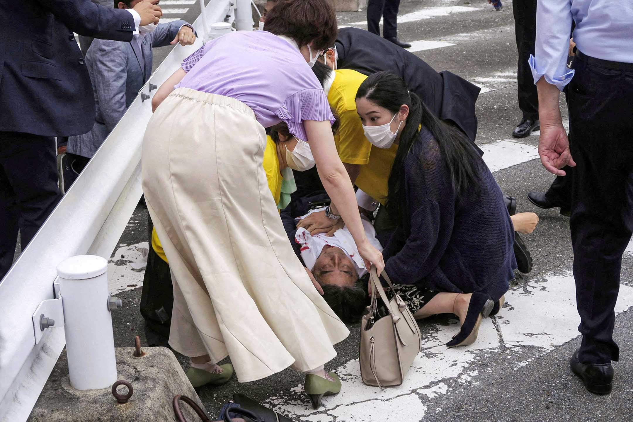 2022年7月10日，日本奈良，前首相安倍晉三在一場選舉的競選活動中，被一名男子槍擊後躺在地上，其後不治身亡。