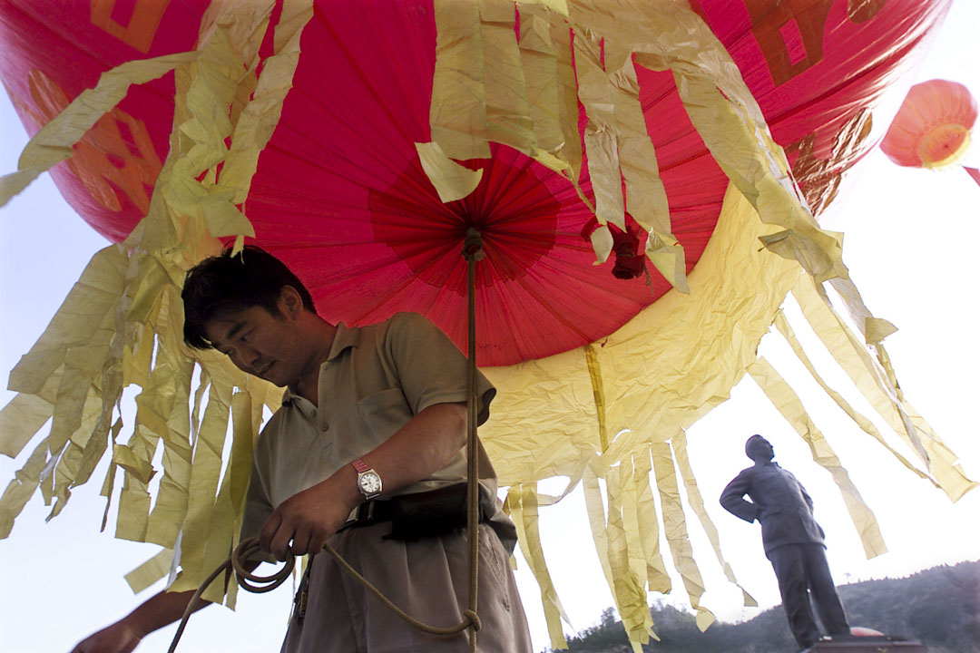 2001年6月21日，中国陕西延安，延安革命博物馆前一名工人正在准备庆祝中国共产党成立 80 周年的布置。