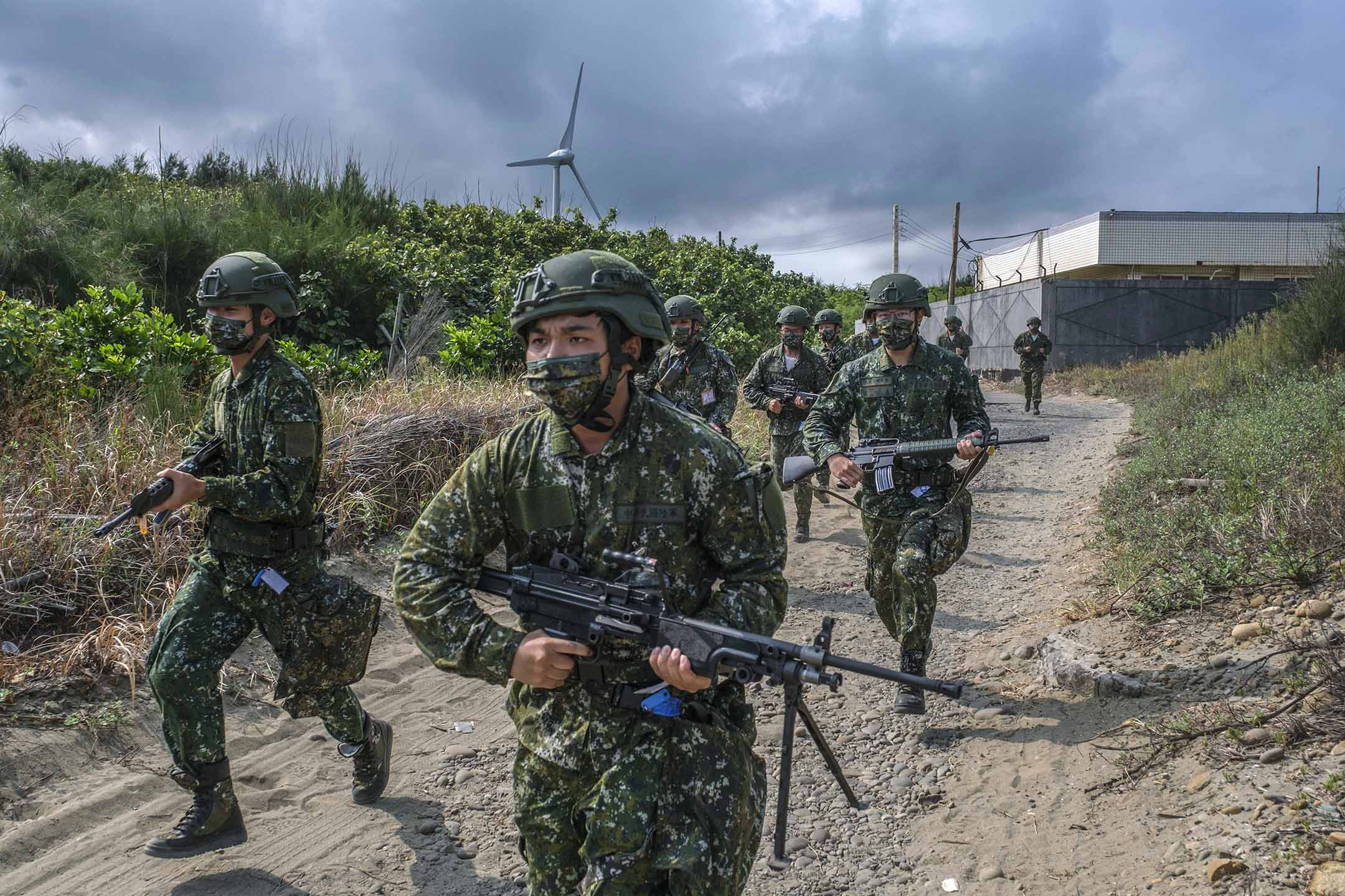 2022年7月26日，苗栗，汉光演习期间，士兵在海边演练。