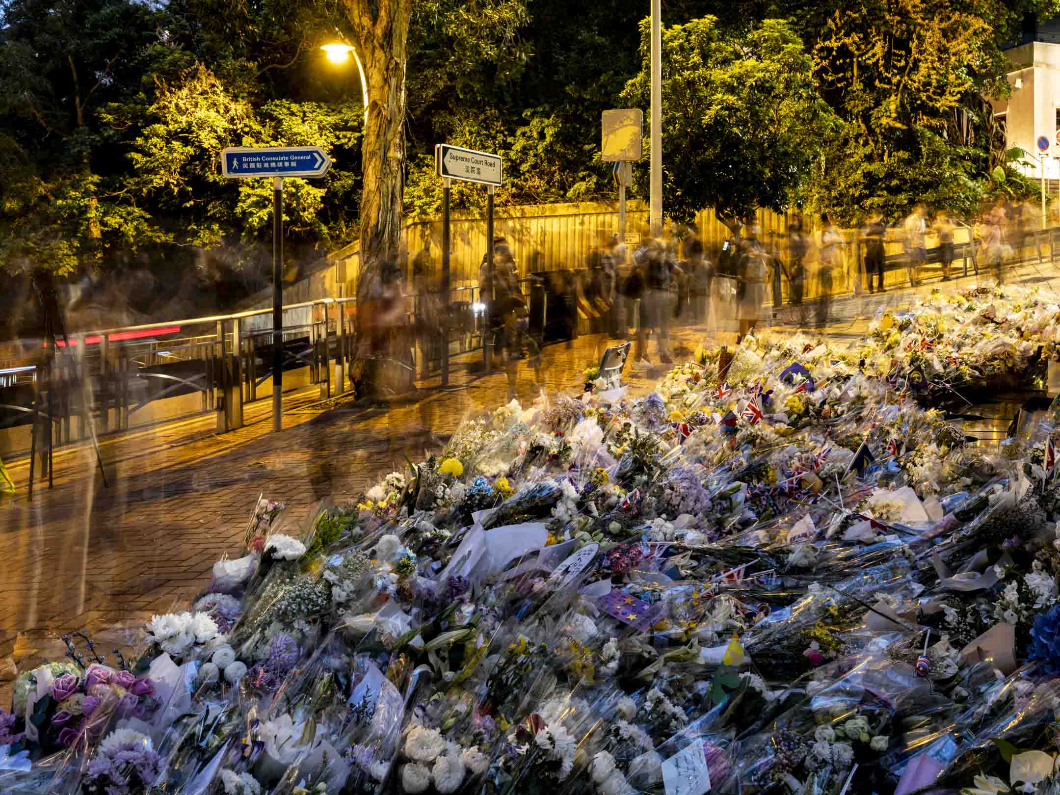 2022年9月12日，民眾到英國駐香港總領事館外獻花悼念英女王伊莉莎白二世逝世。攝：林振東/端傳媒  