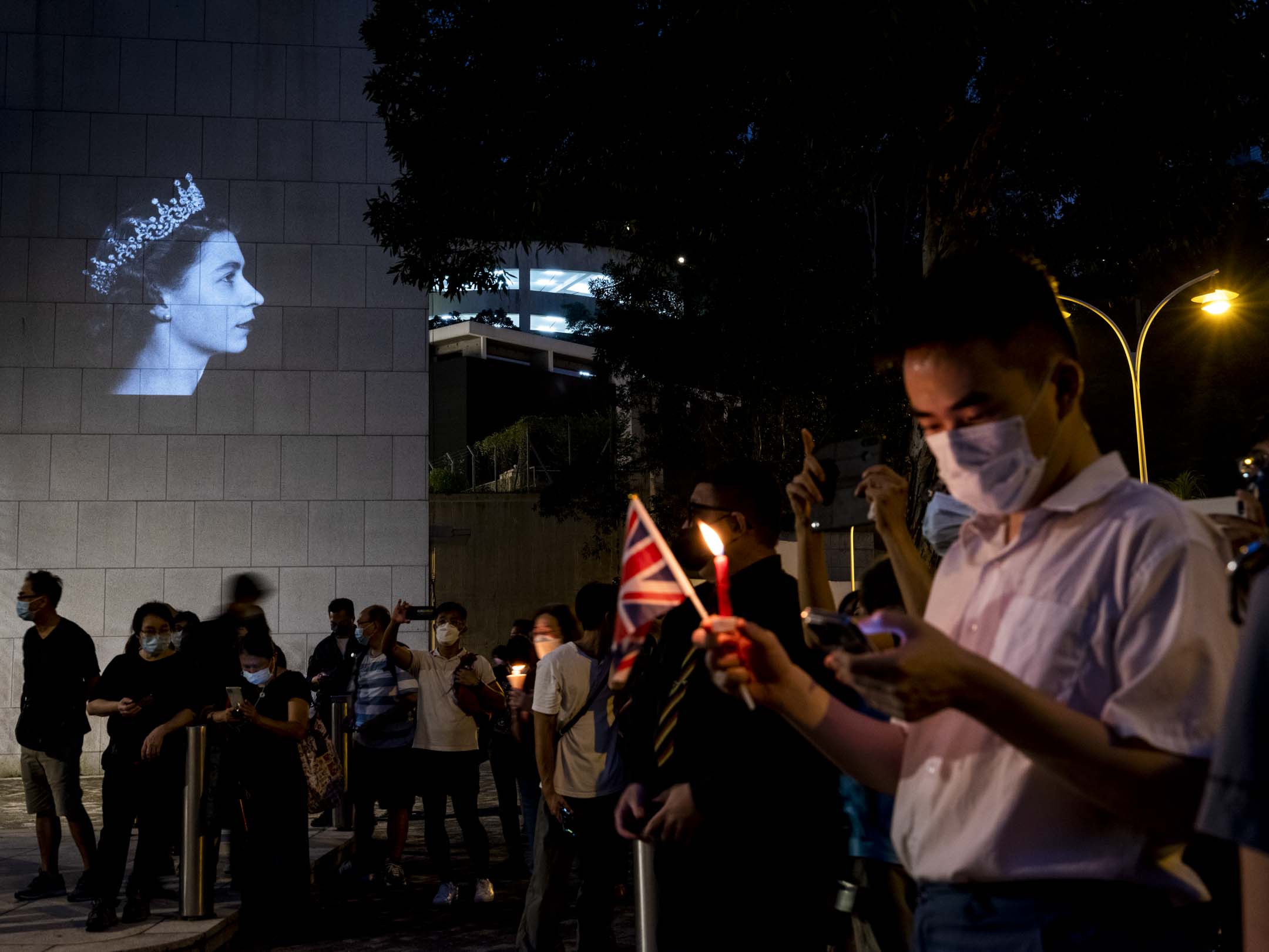 2022年9月19日，民眾到英國駐香港總領事館外獻花悼念英女王伊莉莎白二世逝世。