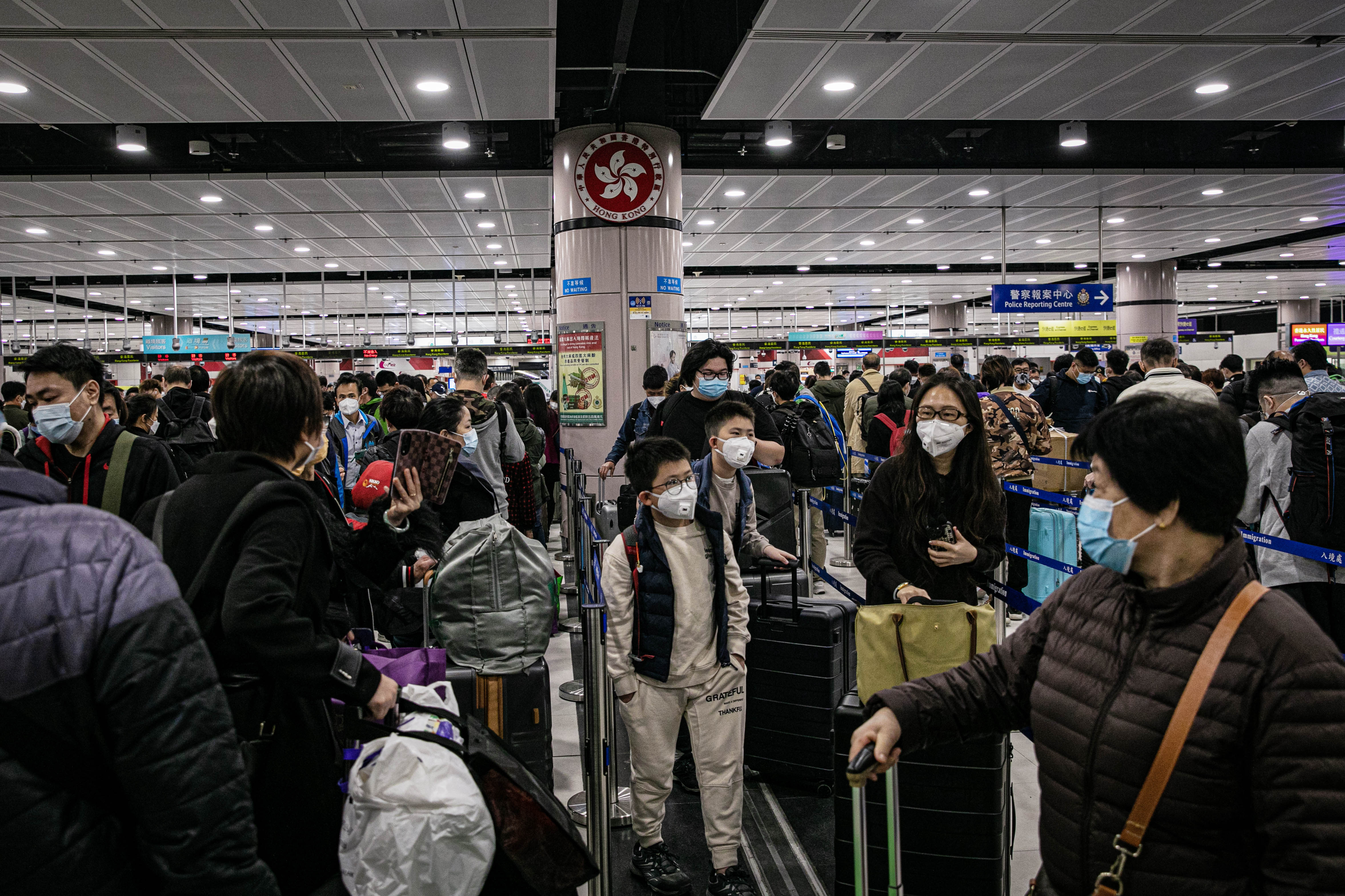 2023年1月8日，香港落马洲口岸，大批市民于早上等待过关。