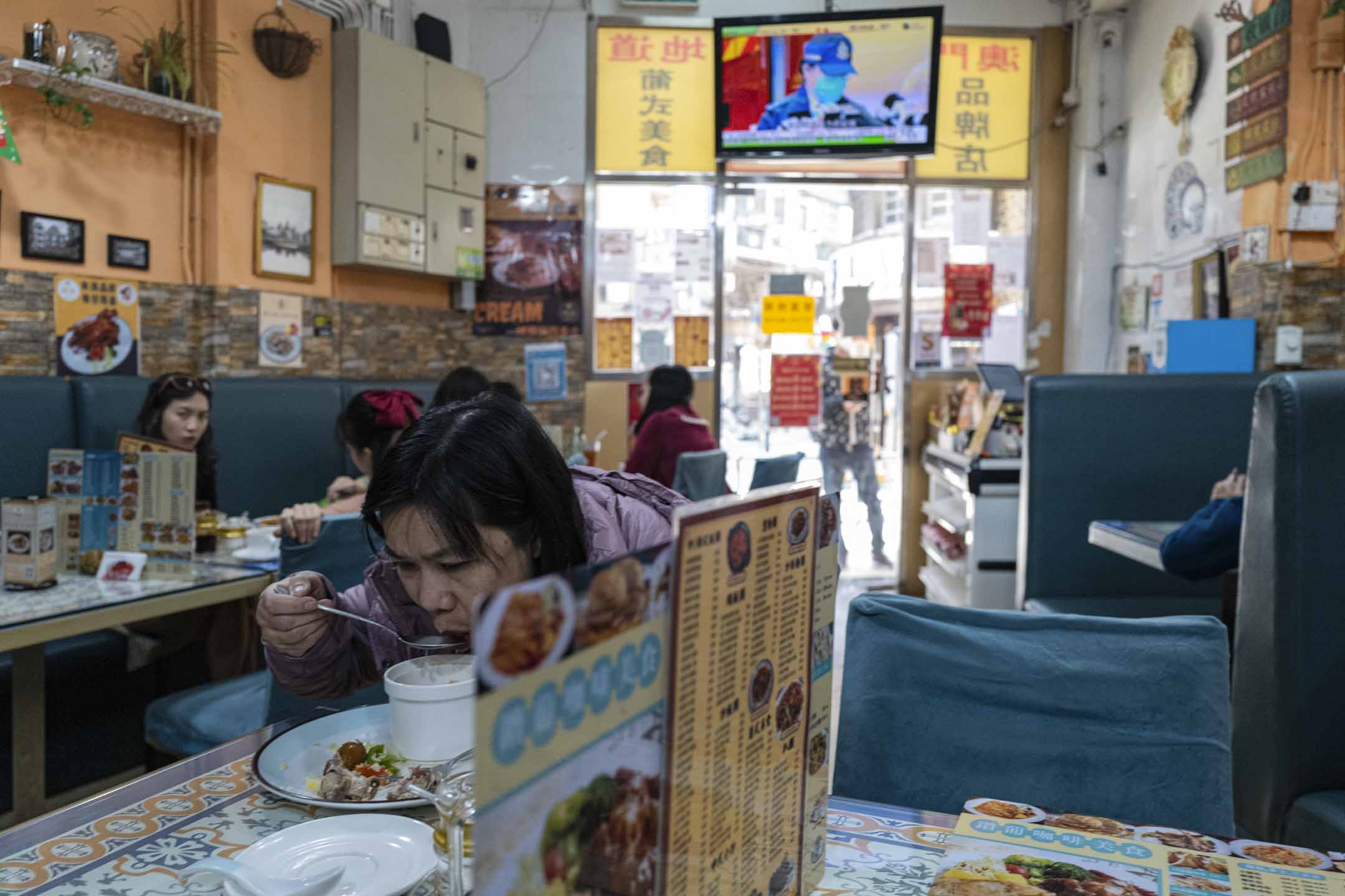 2023年1月6日，澳门一间茶餐厅，顾客吃午餐。