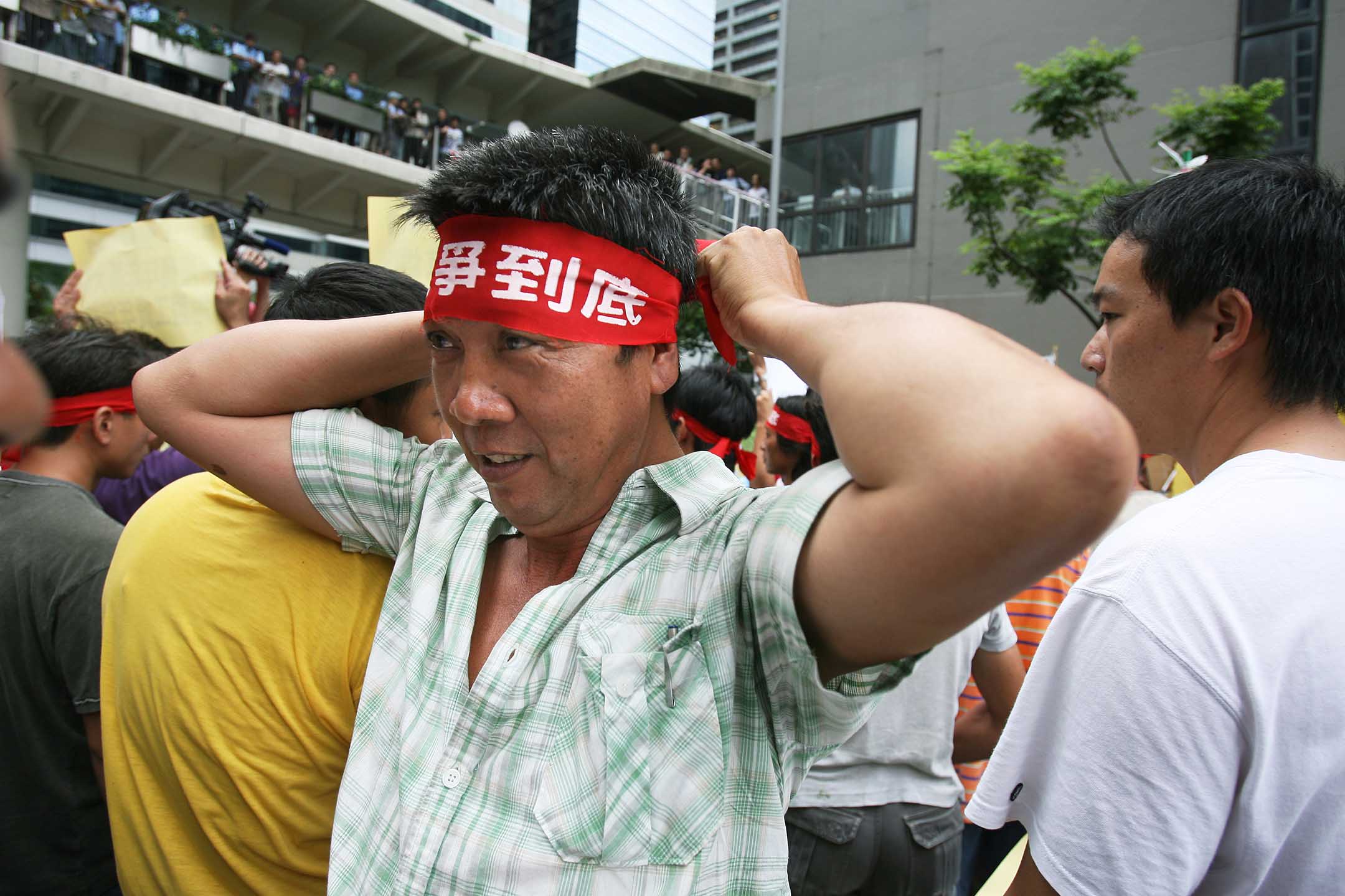 2007年9月3日，香港，扎铁工人从海港大厦游行到长实集团总部静坐抗议。 