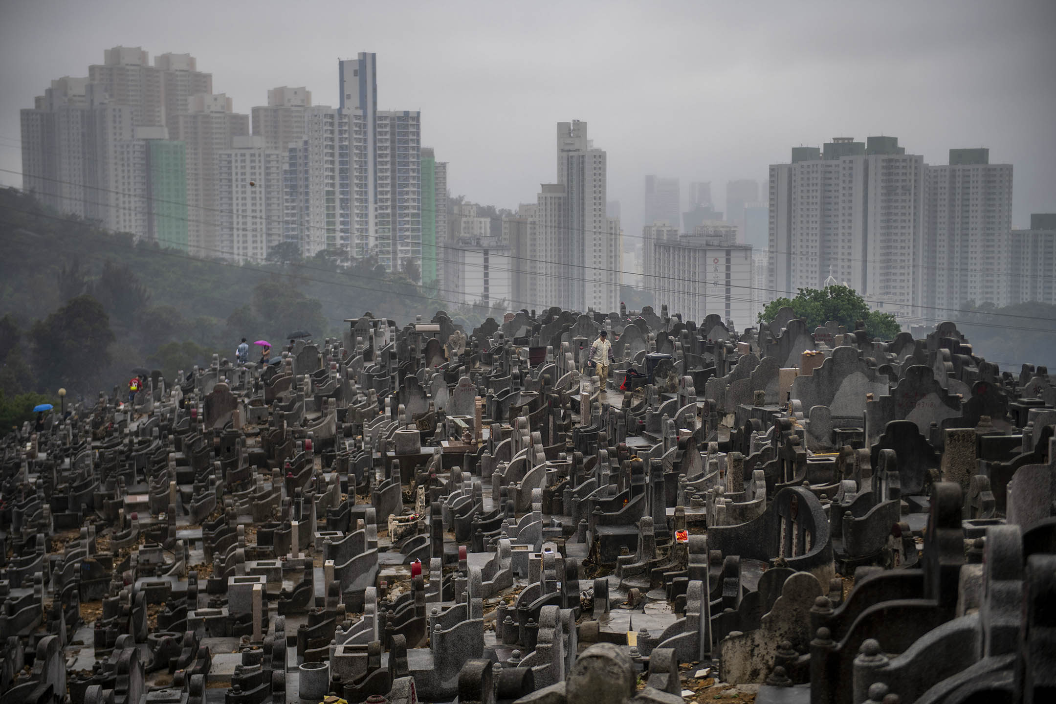 2021年4月4日，香港，清明节期间人们在墓地祭奠。