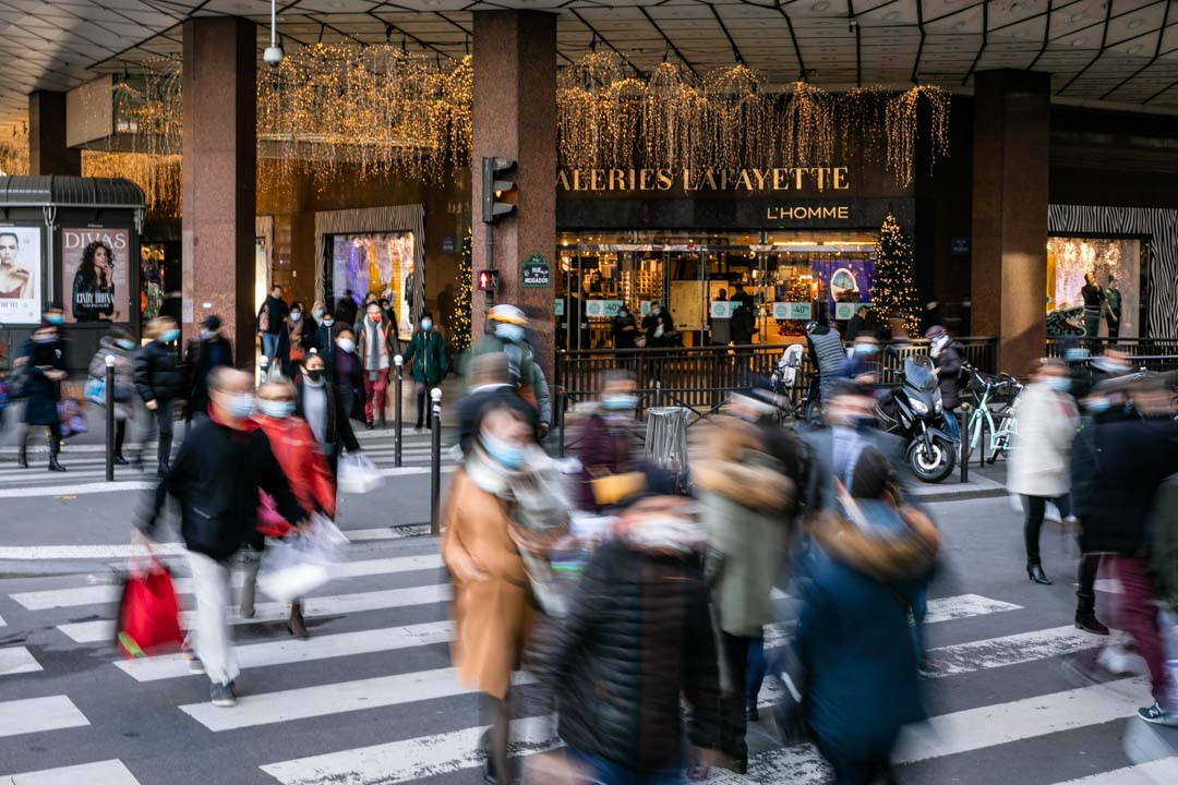 2020年11月28日，法国巴黎，历史悠久的百货商场老佛爷百货（Galerie Lafayette）人潮不息。