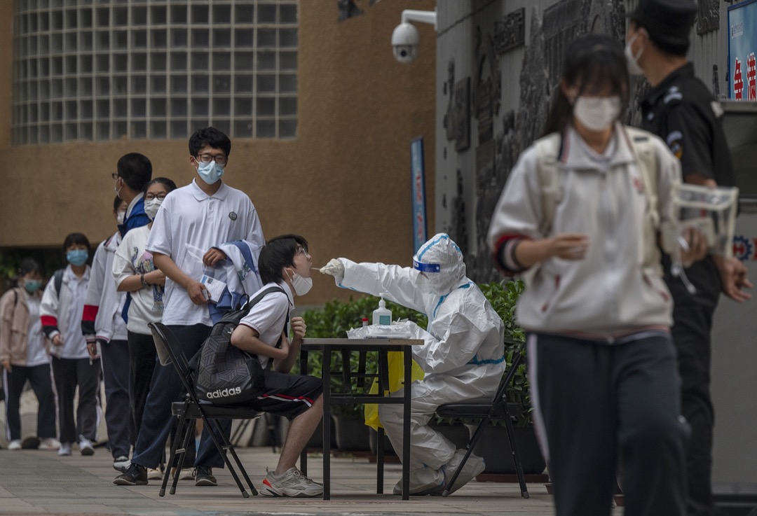 2022年6月10日，中国北京，完成高考的学生需要接受核酸检测才能离开校园。