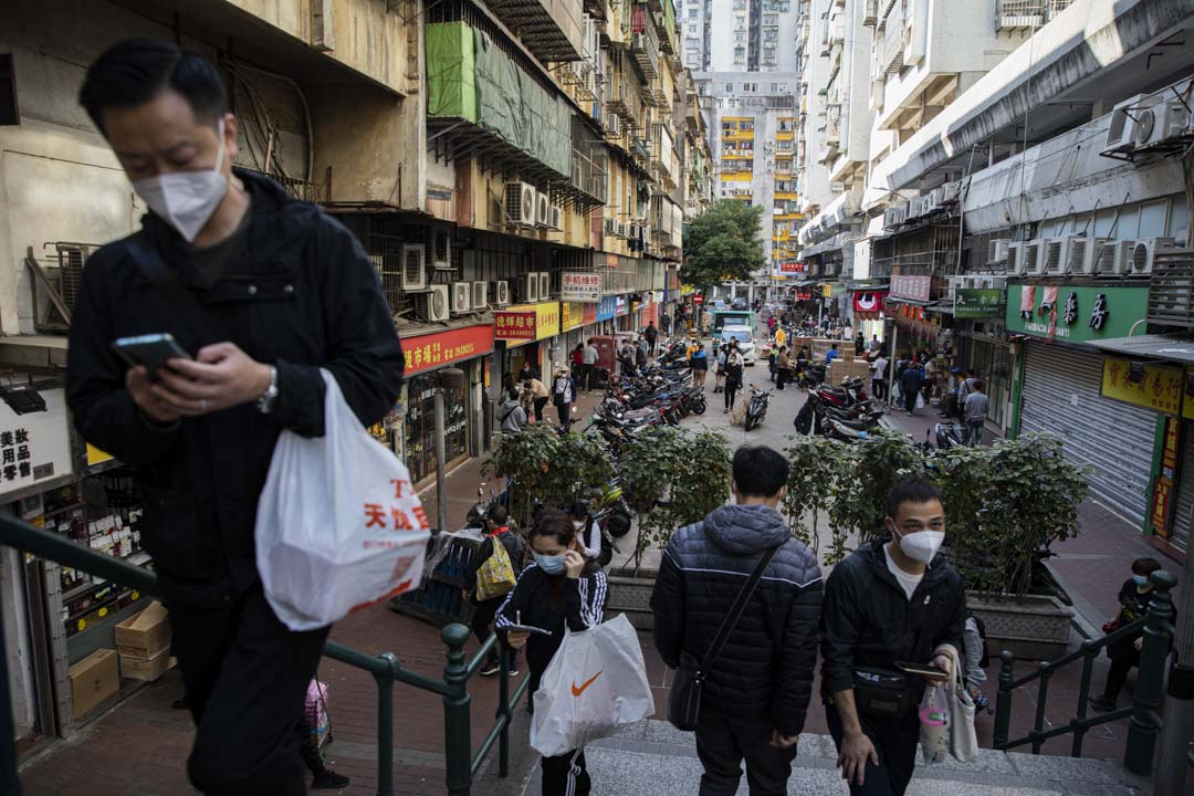 2023年1月6日，人们在澳门关闸附近的商店购物。