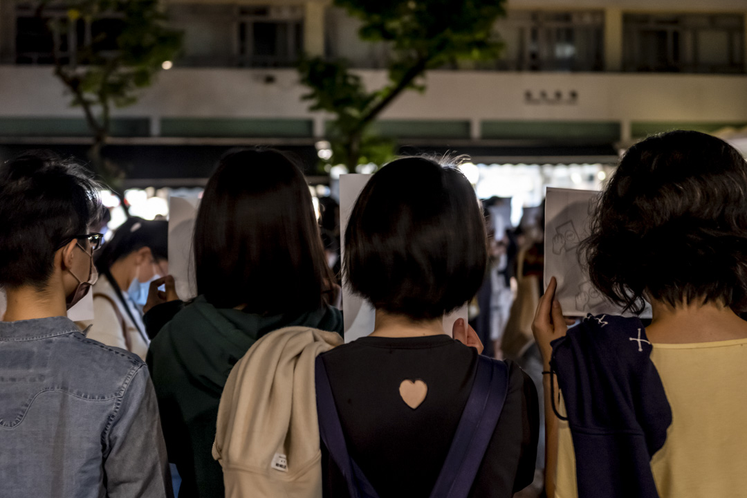 2022年11月28日，香港中文大学学生响应号召，近60人聚集于文化广场，手持白纸声援大陆抗议。