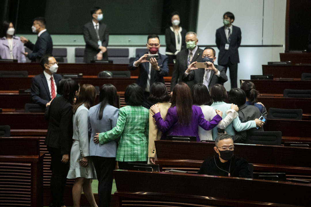 2022年10月19日，特首李家超在立法会宣读上任后首份施政报告，议员们在开始前拍照留念。